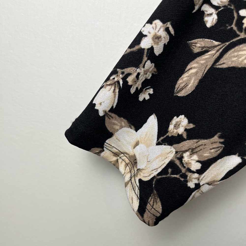 Clientele Floral V-Neck Blouse Black & Cream Print Women’s Size Medium - Picture 6 of 6